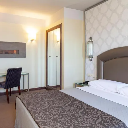 Maciá Alfaros Hotel 4*